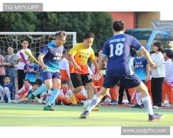 足球明星哥哥陪妹妹畅游绿茵场亲情与梦想交织的温暖故事